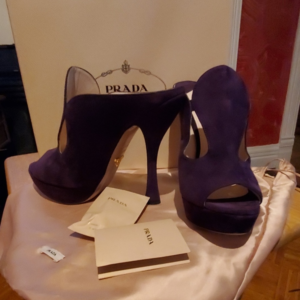 Prada purple pumps